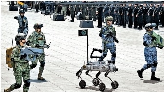 Un robot cuadrúpedo, drones tácticos y equipo especializado en el Zócalo.  D. Augusto, D. González y A. Pérez