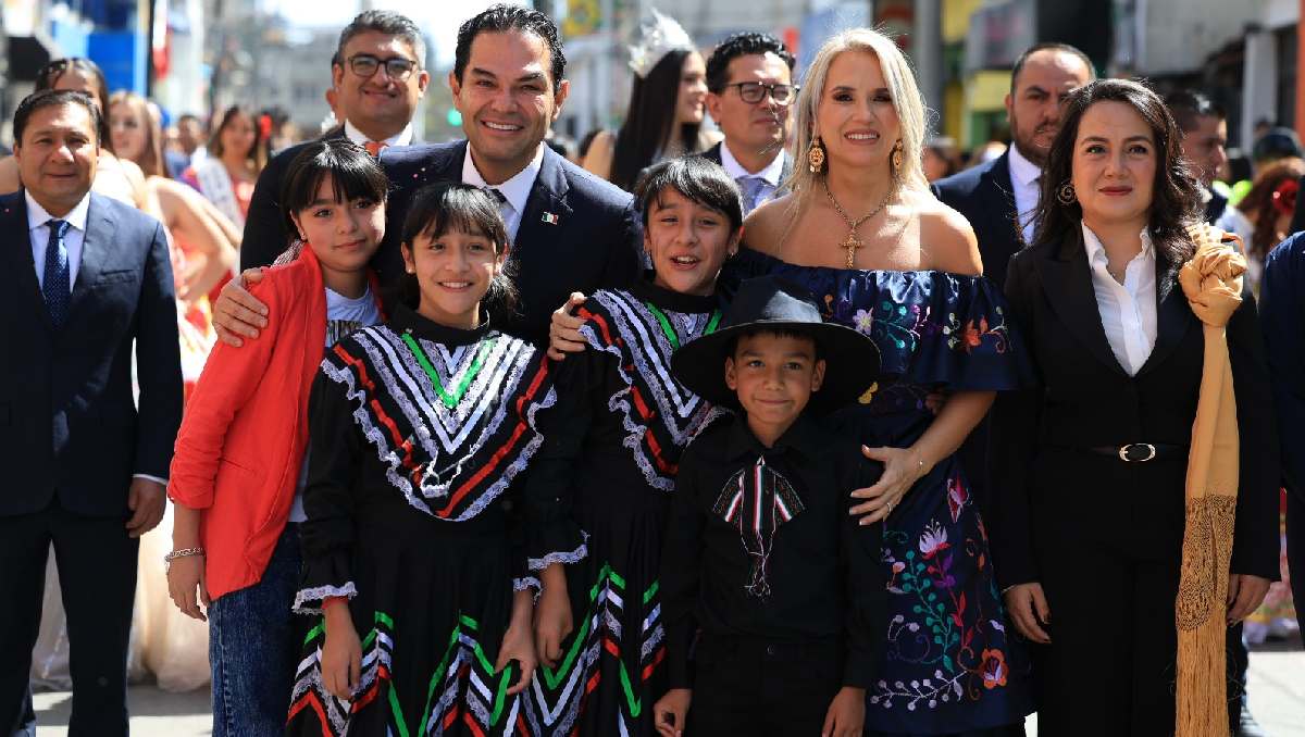 El senadora Enrique del Villar acompañó a la alcaldesa en las fiestas patrias de Huixquilucan 2026. | Foto: Cortesía