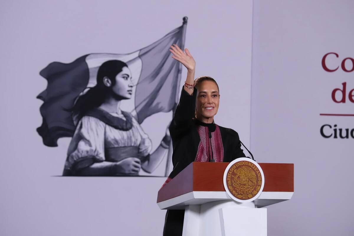Sheinbaum defiende el reciclaje de su ropa y destaca el valor de los textiles tradicionales de México. | Octavio Hoyos