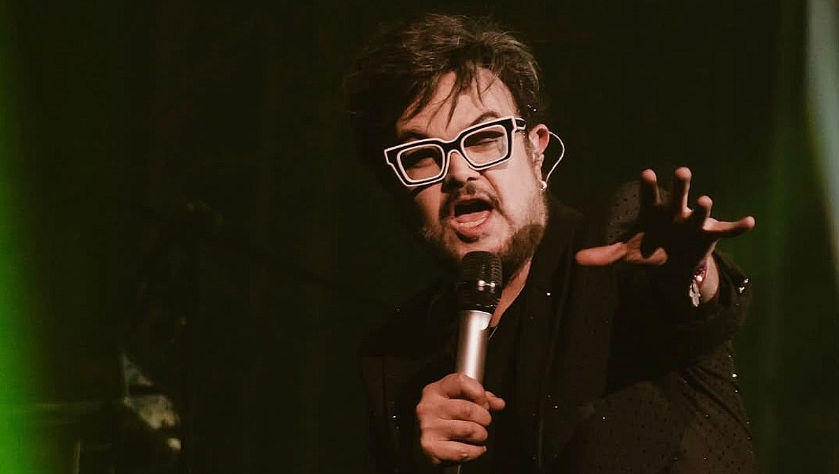 ¿Aleks Syntek se va de México? (IG: Teatro Diana )