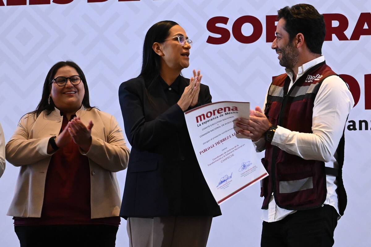 Ariadna Montiel (centro) y Citlali Hernández (derecha), durante la presenteción de coordinadores de Morena. | Foto: Daniel Augusto