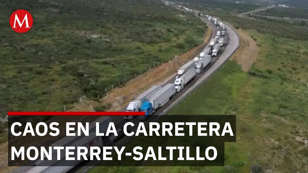 La carretera Monterrey-Saltillo fue cerrada por la volcadura de tráiler con material inflamable