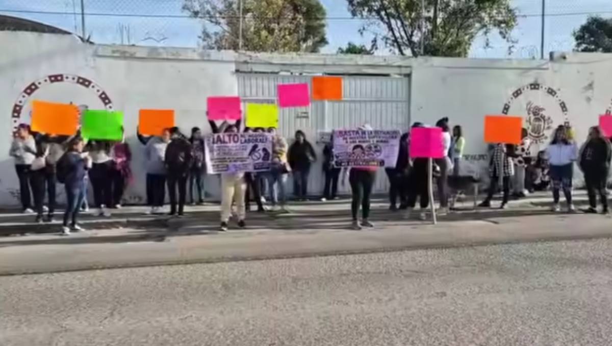 Los manifestantes piden el regreso de la anterior directora y la remoción de la supervisora escolar del plantel. | Foto: Especial