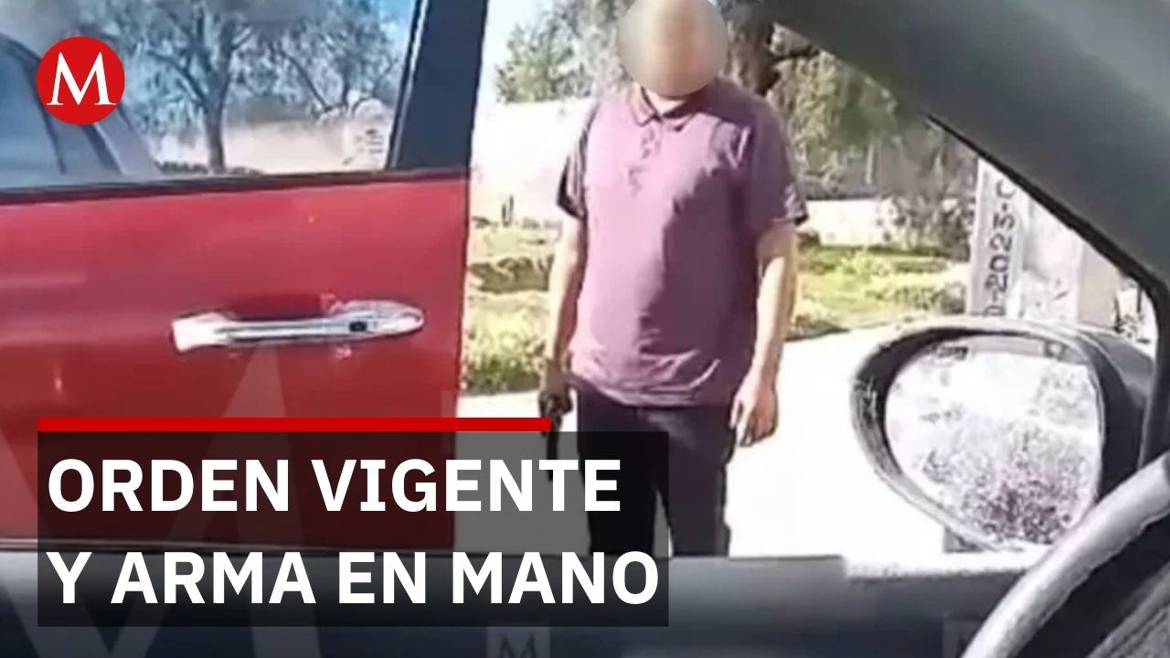 Policía municipal amenaza con arma mientras tiene orden de aprehensión activa