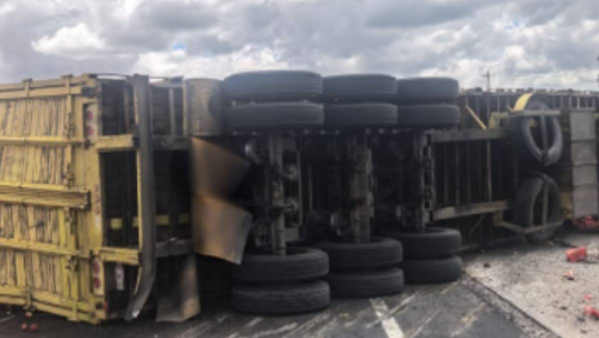 La volcadura de un tráiler mantiene cerrada la autopista México-Querétaro, a la altura del parador San Pedro. | Foto: Cuenta X @GN_Carreteras