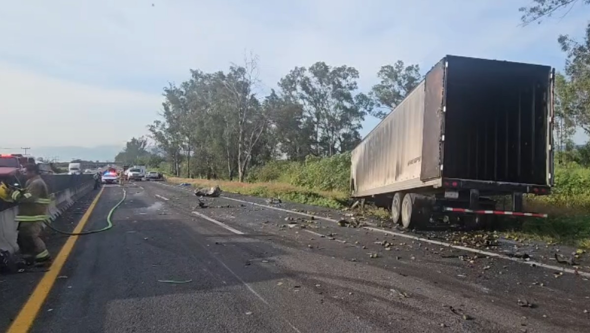 Debido al accidente tuvo que cerrarse la autopista a Colima (Raul Aguilar Lares)