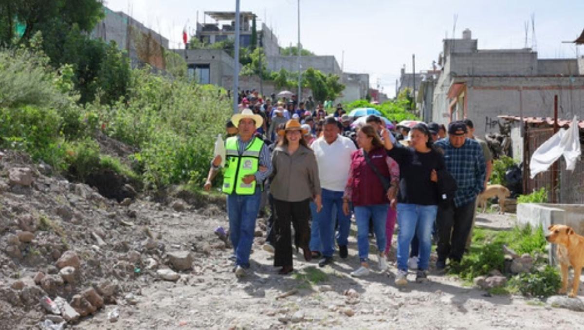 La alcaldesa de Ecatepec exhibió a un hombre que arrojaba basura en un espacio público de la zona alta de Texalpa. | Foto: Especial