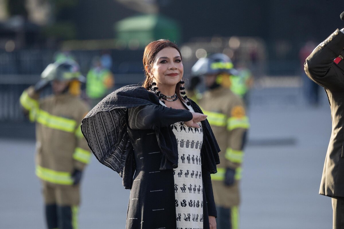 Clara Brugada en el izamiento de bandera a media asta en el Zócalo. | Especial