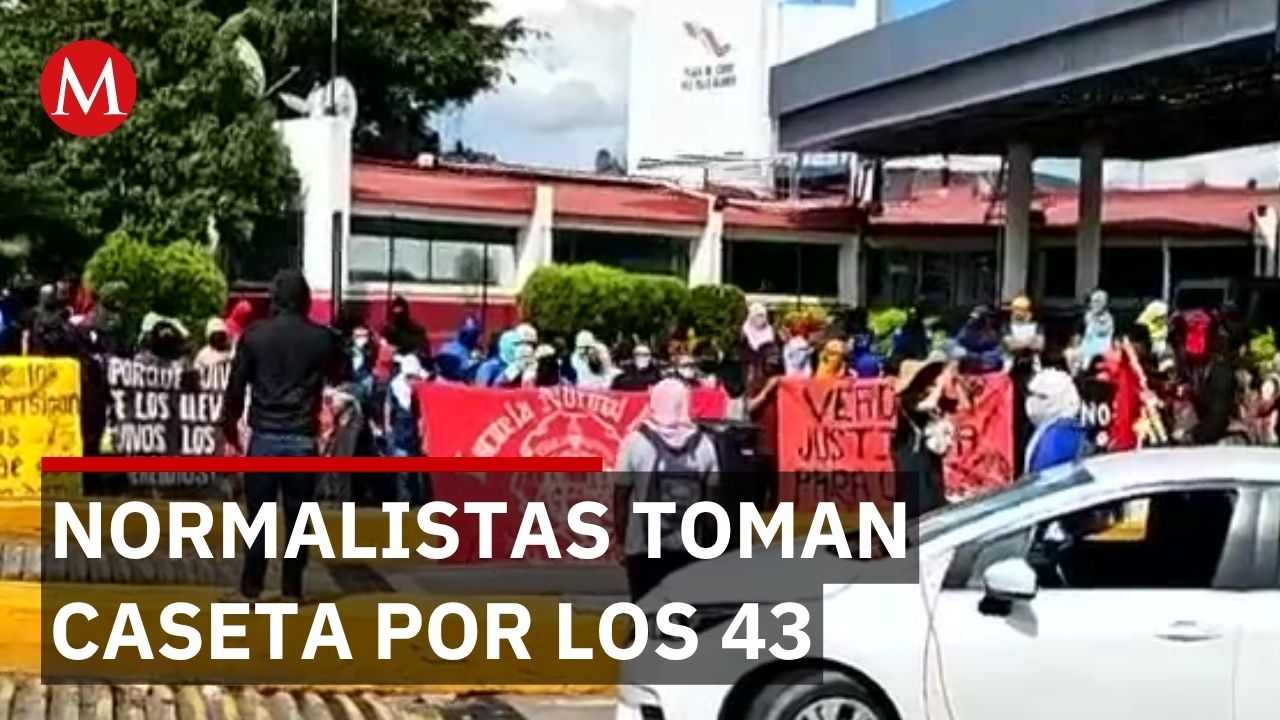 Estudiantes normalistas toman caseta de autopista en Guerrero sin cobrar peaje