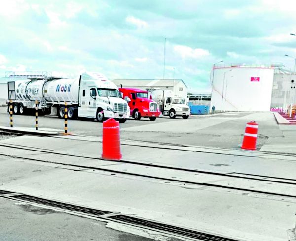 En el exterior del predio se observa un contenedor del combustible. Dani Béjar