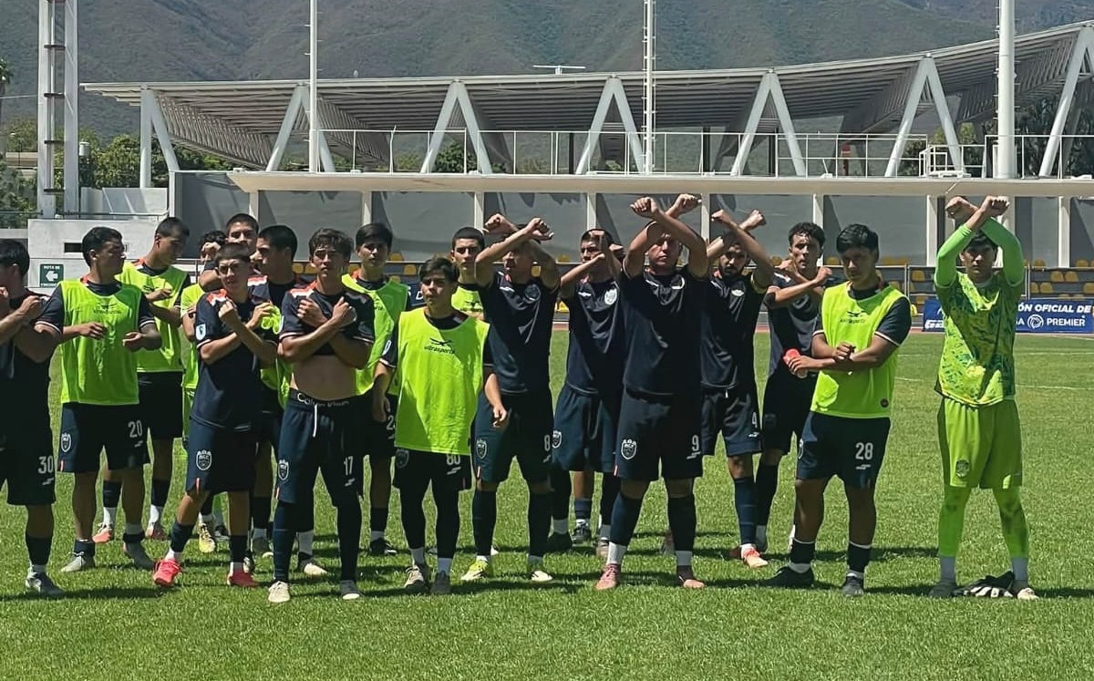 Jugadores del Club Zapotlanejo realizaron el gesto contra el racismo reconocido por la FIFA. | Víctor Durán