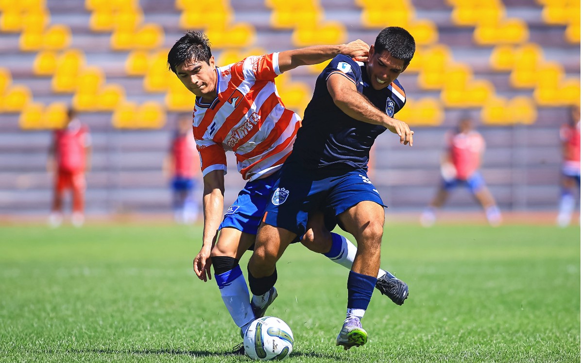 Jugadores de Correcaminos UAT y Zapotlanejo disputan el balón en Ciudad Victoria. | Cortesía
