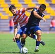 Futbolistas de Correcaminos UAT y Club Zapotlanejo pelean el balón durante el partido de Liga Premier disputado en Ciudad Victoria.