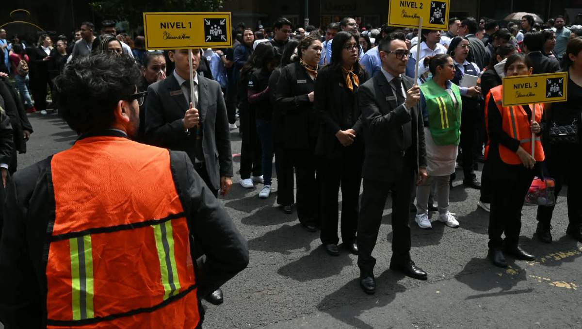 Participantes se reúnen en zonas seguras después de evacuar los inmuebles durante el Simulacro Nacional. | Foto: Daniel Augusto