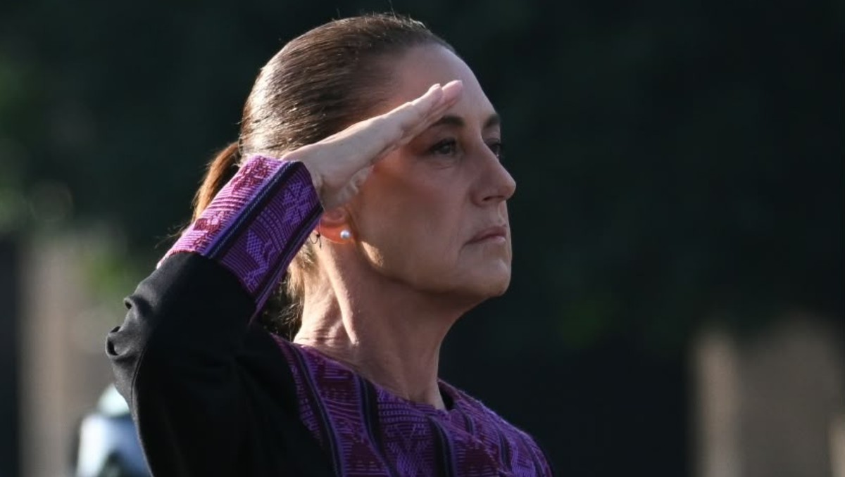 Sheinbaum encabezó ceremonia de izamiento de bandera. | Foto: Daniel Augusto