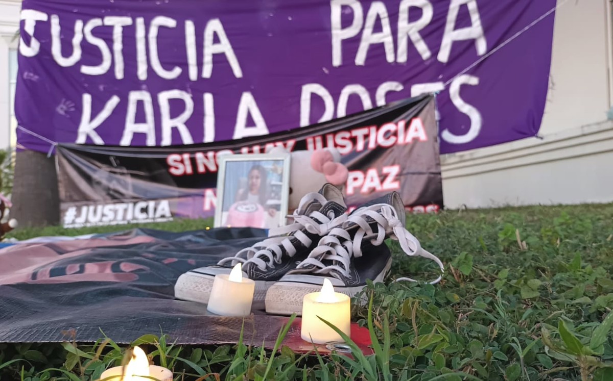 Tenis, veladoras y una fotografía integran el altar dedicado a Karla Roses. | Sergio Sánchez