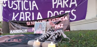 Un altar con tenis, veladoras y una fotografía fue colocado en memoria de Karla Roses afuera de Ciudad Judicial de Altamira, a dos años de su muerte.