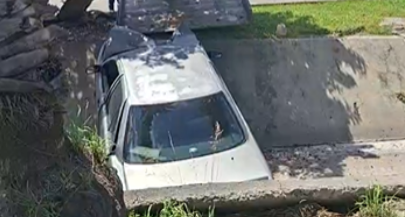 Auto cae a canal de Timoteo Lozano en León. | Redes Sociales