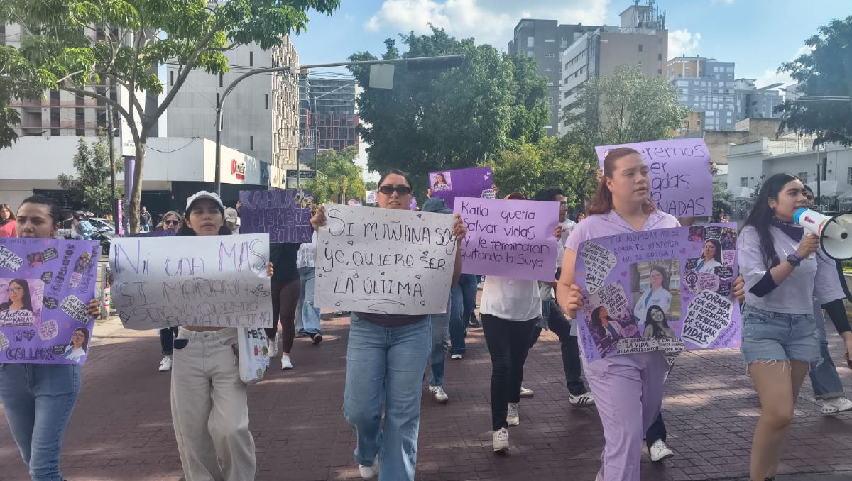 Compañeros, familiares y colectivos estudiantiles se movilizaron desde la Glorieta de los Desaparecidos hasta el Palacio de Gobierno. (Majo Camarena)
