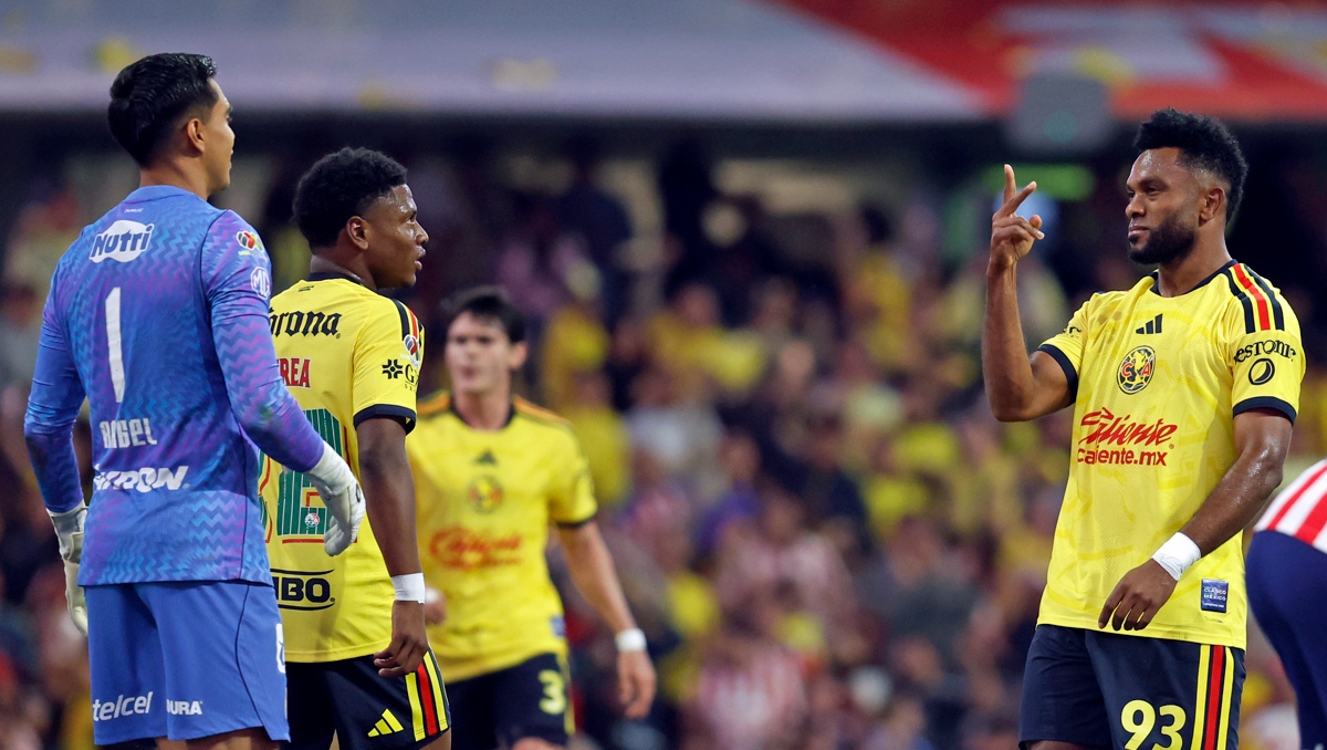 Miguel Borja le señala a Raúl Rangel que le metió dos goles en el Clásico Nacional (EFE)