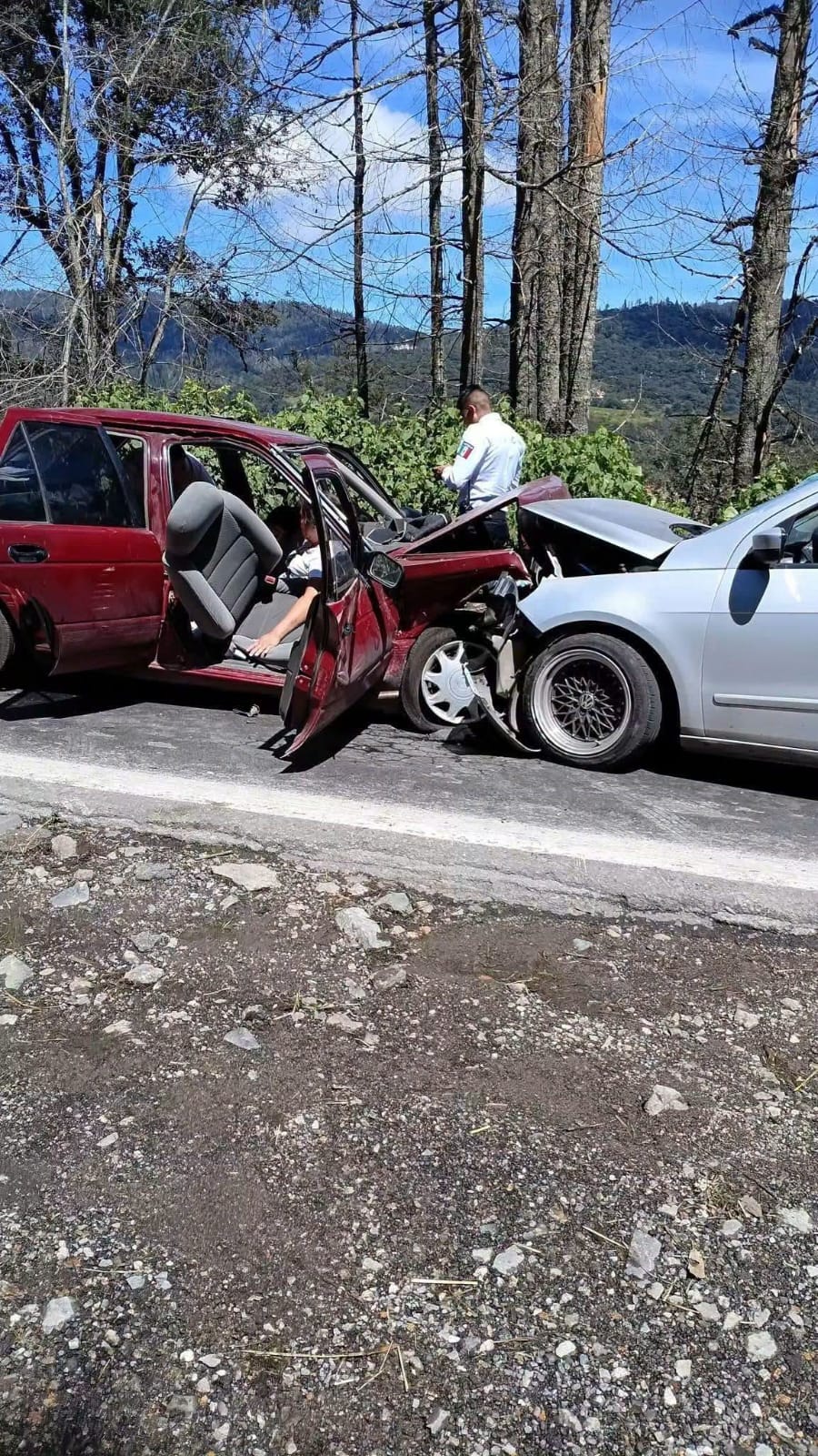 El percance ocurrió en El Hiloche, a la altura de la mina La Dificultad, donde un Jetta rojo y un Tsuru gris colisionaron. (Redes Sociales)