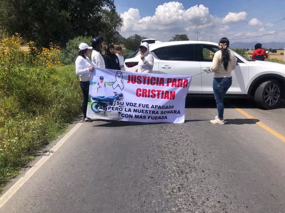 Protestan y bloquean carreteras en Apan, Hidalgo, para exigir avances en investigación por la muerte de Cristian. (Especial)