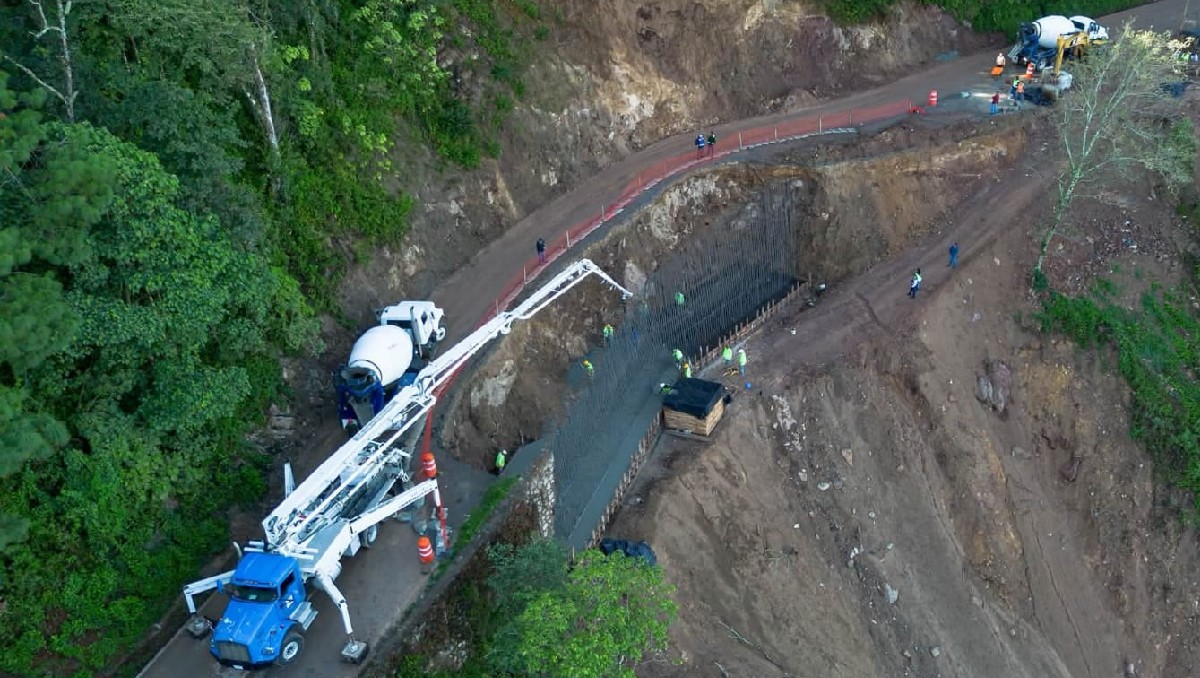Supervisan avances de obras carreteras para fortalecer la conectividad en Pahuatlán | Especial