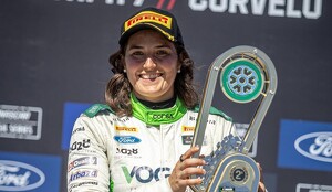 Tatiana Calderón, primera mujer en la historia en ganar una carrera de Nascar en Brasil.