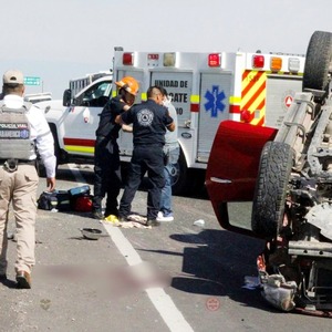 Una movilización de cuerpos de emergencia se registró tras la volcadura de un automóvil sobre el puente La Laja.