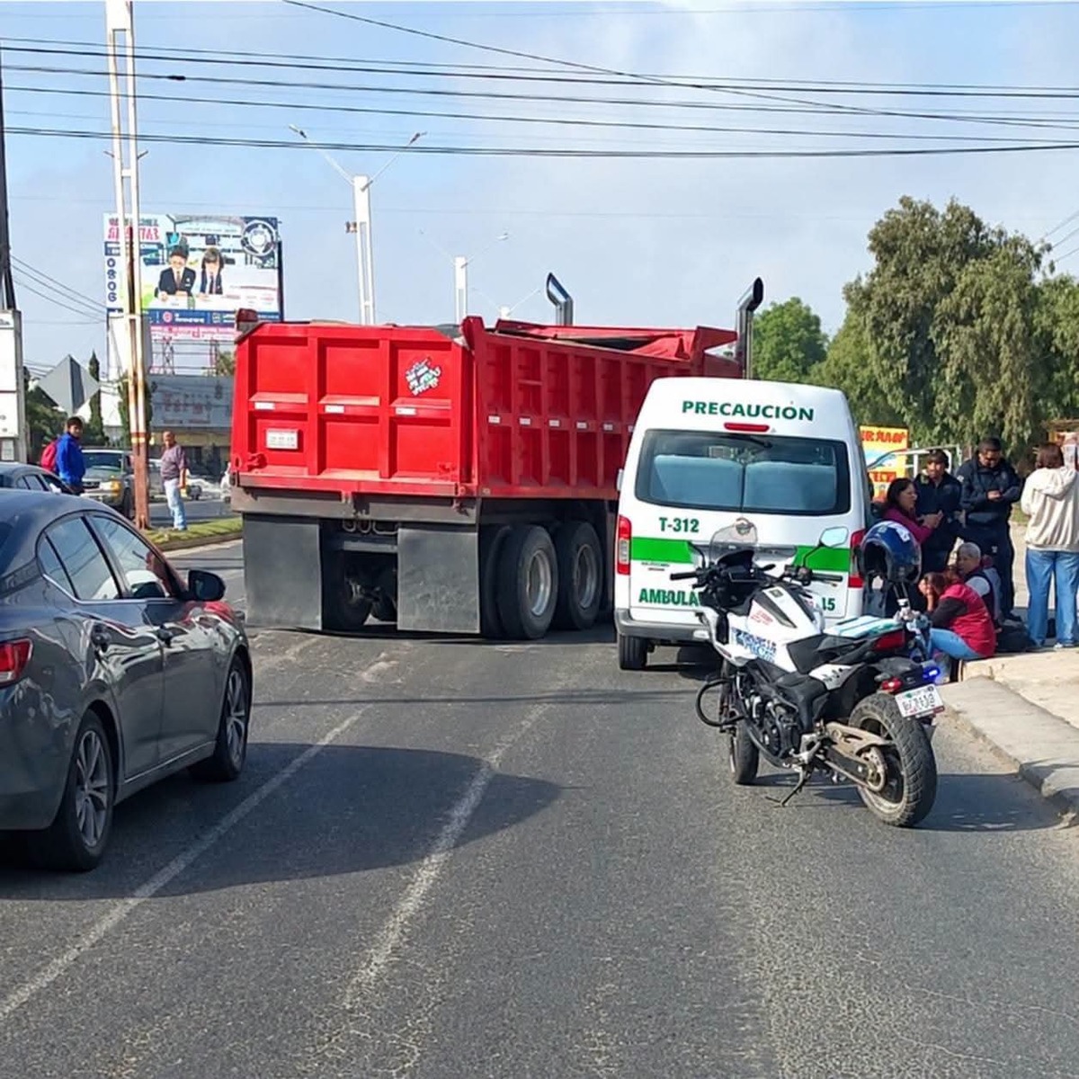 Accidente entre transporte público y tráiler en la México-Pachuca deja 12 lesionados. (Cortesía)