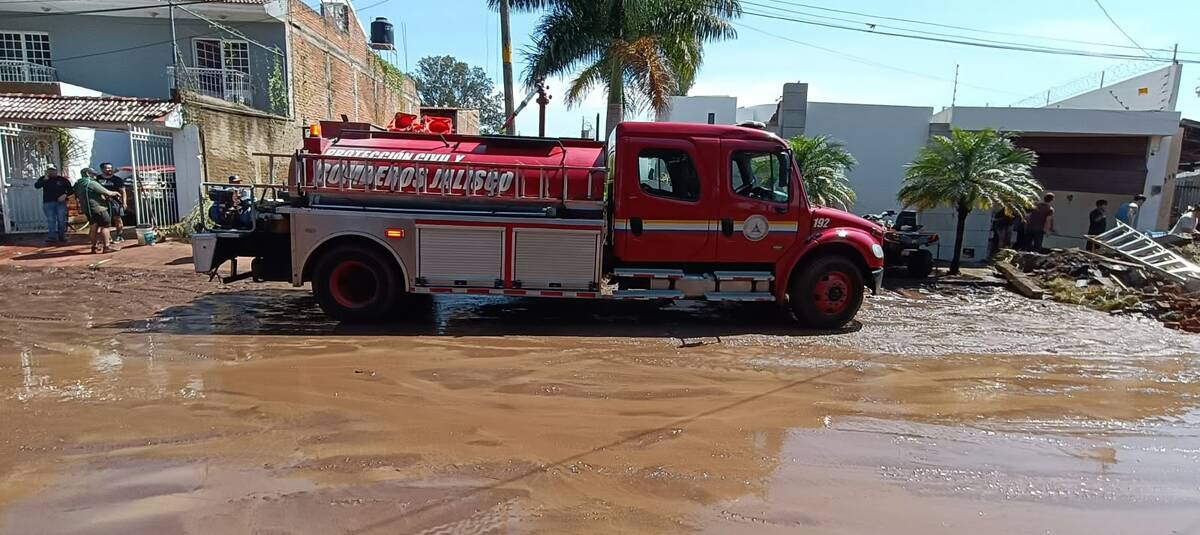 Afectaciones tras desbordamiento de rio en Zapotlanejo. (Cortesía PCyB Jalisco)