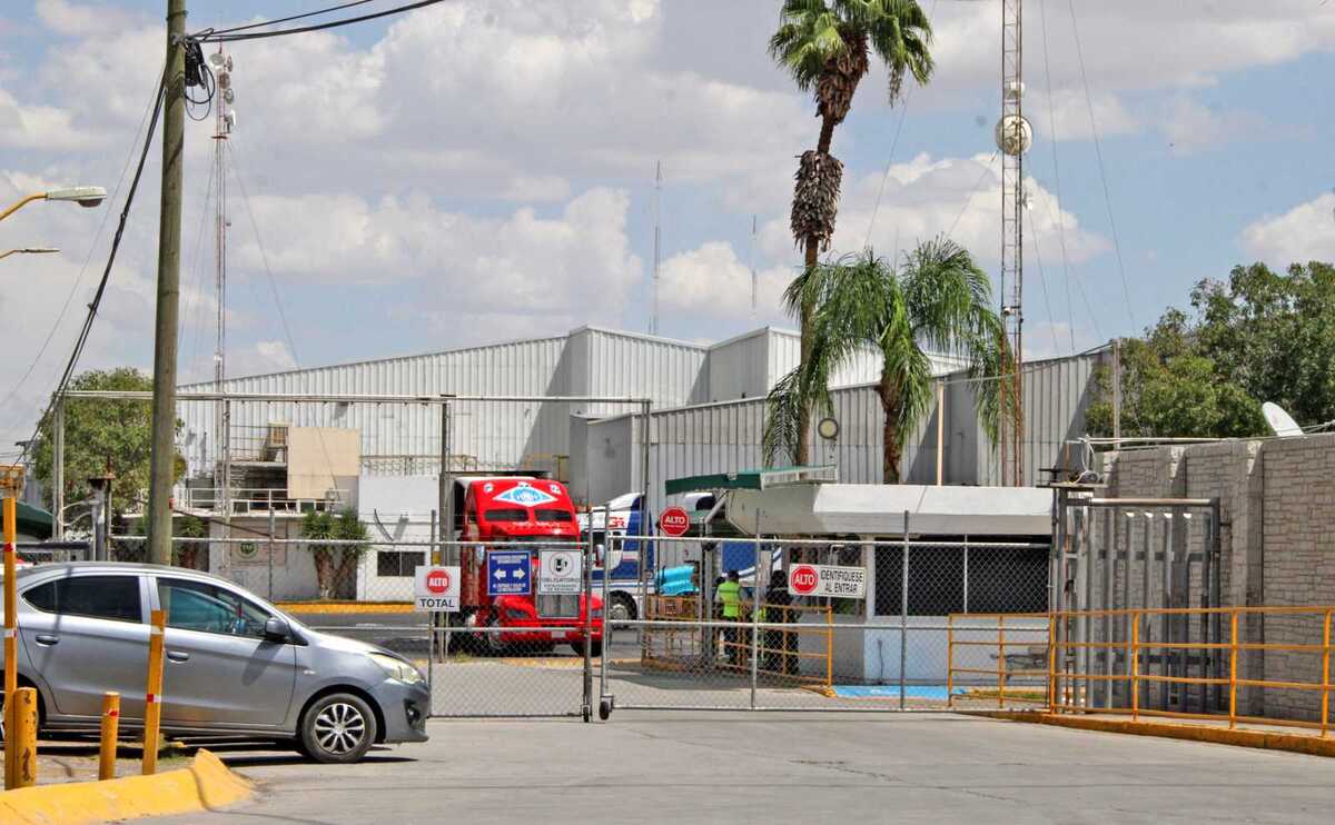 Alcaldesa y Pilgrim’s atienden quejas por mal olor en Gómez Palacio.| Roberto Amaya.