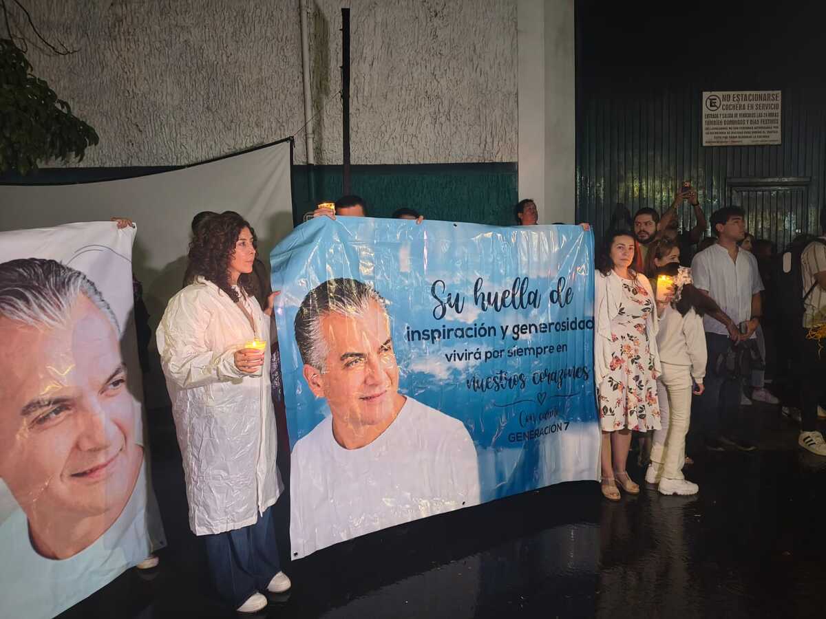 Alumnos y familiares acudieron al homenaje del profesor. (María Camarena)
