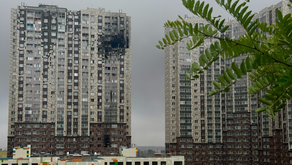 Edificio de apartamentos de varias plantas dañado tras un ataque con drones en Kotelniki, en la región de Moscú. | AFP