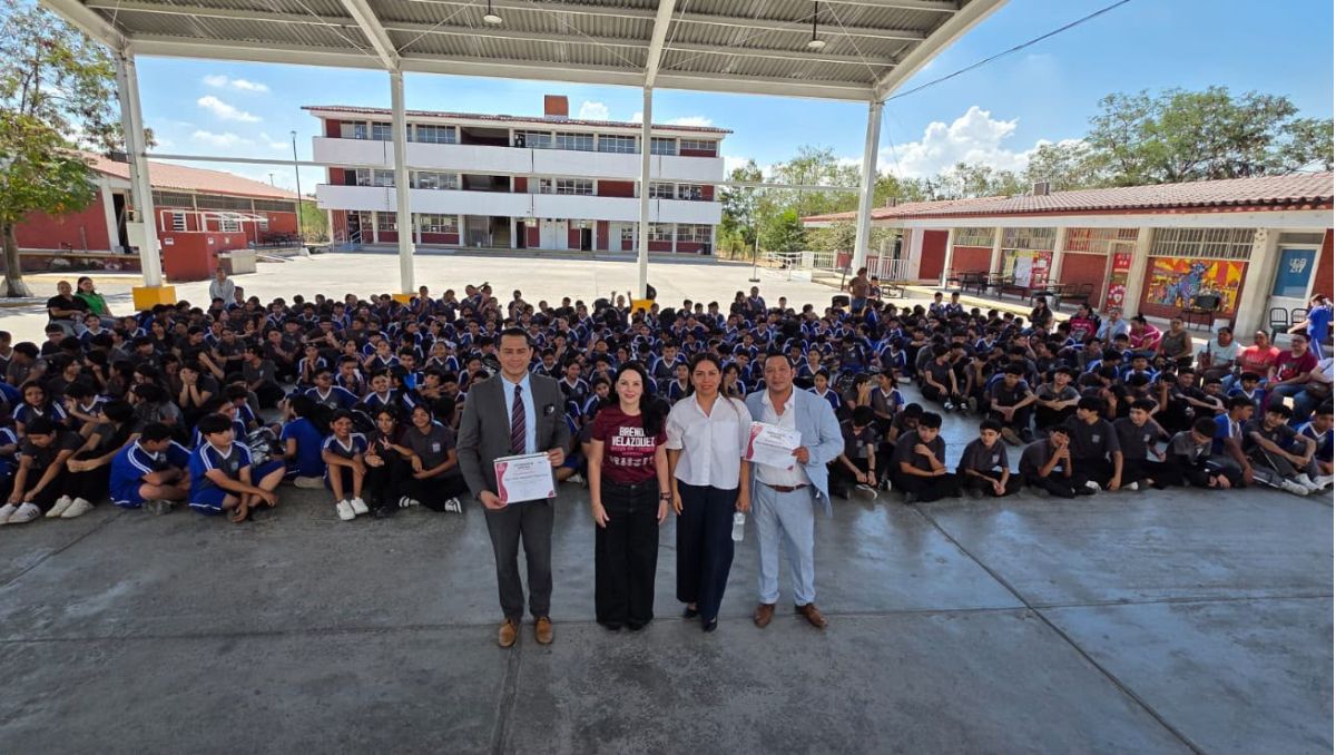 Entregan mochilas transparentes y realizan pláticas de prevención en secundaria de Escobedo. | Especial