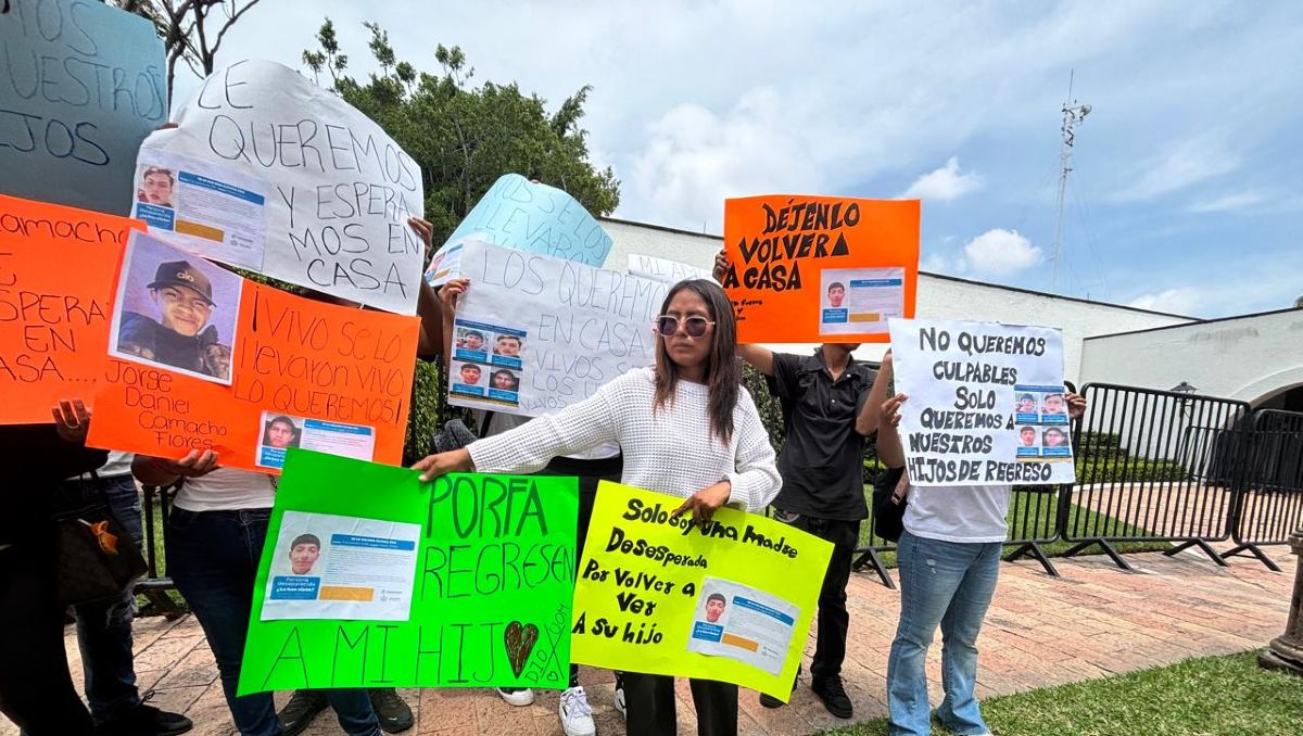 Las cuatro familias exigen respuestas de parte de las autoridades a una semana de la desaparición. (Josefina Ruíz)
