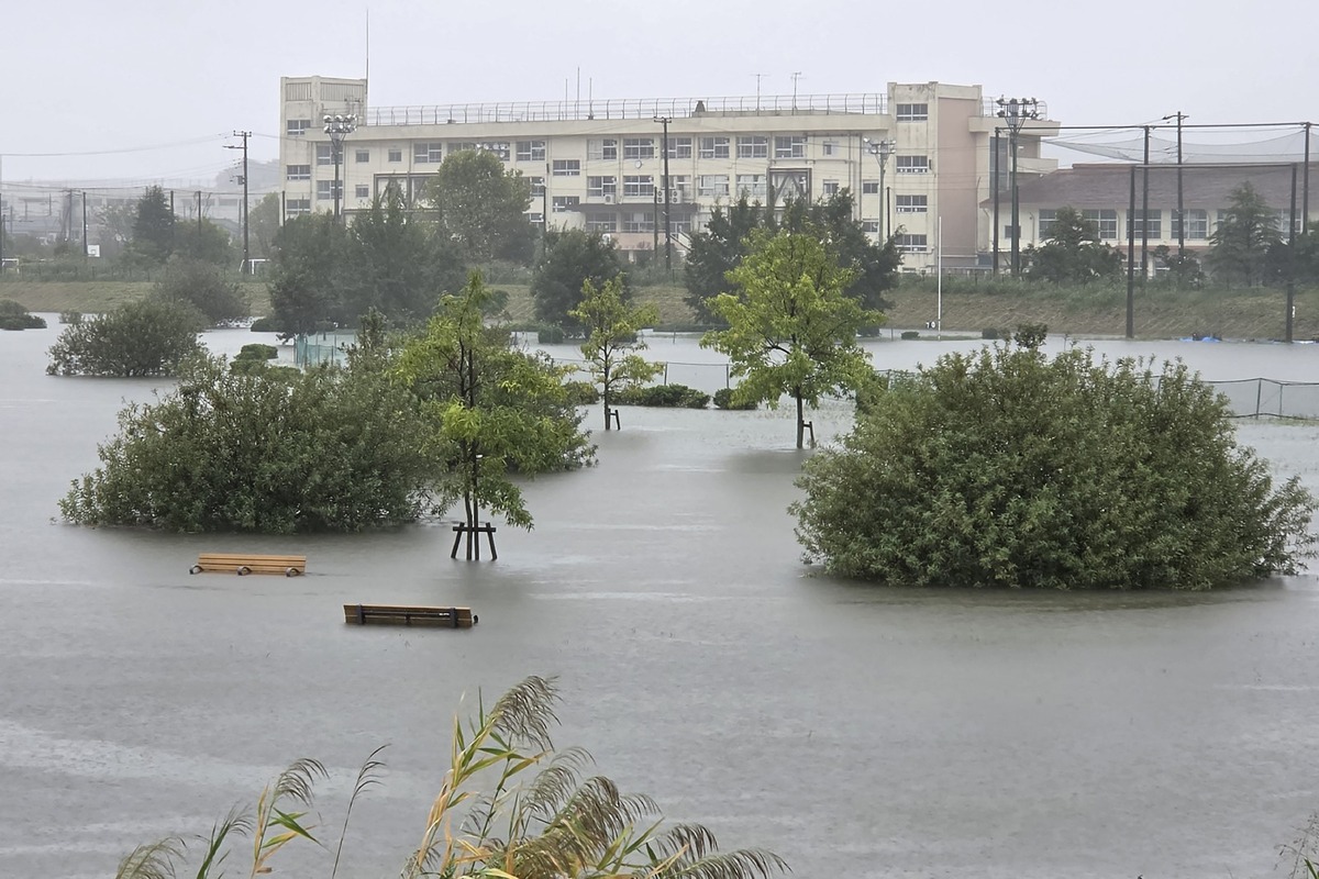 Las inundaciones anegaron un parque debido a las fuertes lluvias provocadas por el tifón Dujuan. | AFP