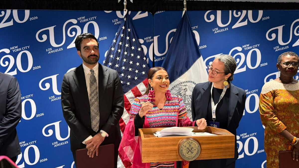 La jefa de gobierno de la Ciudad de México, Clara Brugada, junto a Mamdani en el foro Urban20. | Foto: Especial