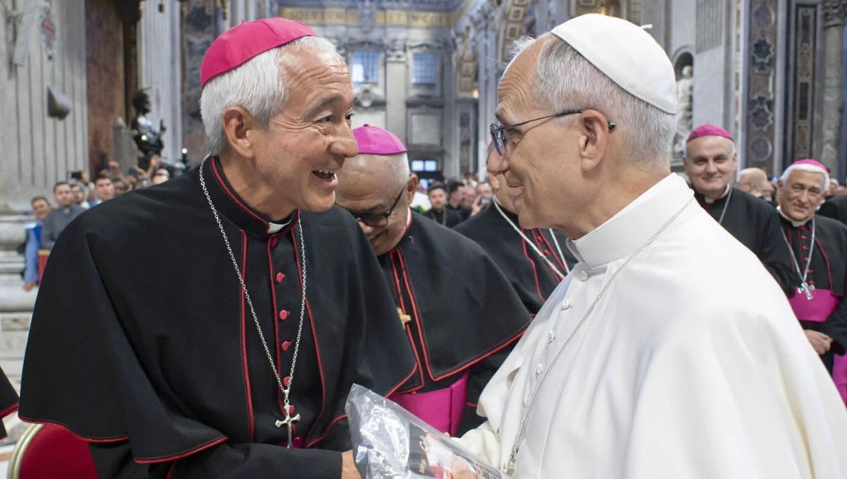 Jorge Carlos Patrón Wong, nuevo arzobispo de la Arquidiócesis de Puebla junto al Papa León XIV | Facebook