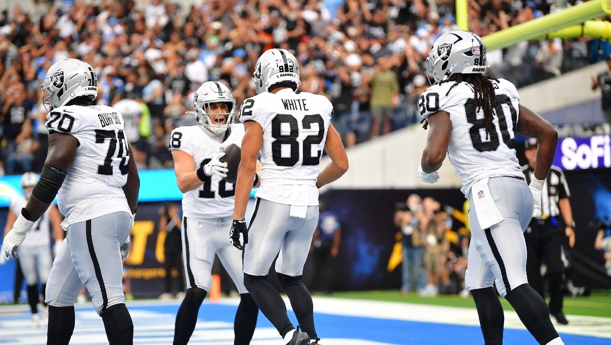 Jugadores de Las Vegas Raiders celebrando una anotación en la zona de anotación durante su encuentro frente a los Chargers. (Agencia Reuters)