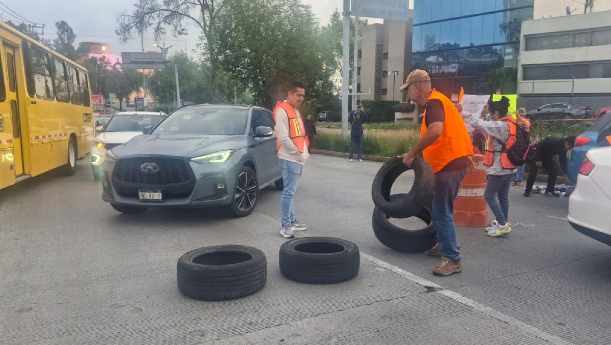 Aproximadamente 40 personas bloquearon la avenida Lomas Verdes este lunes 21 de septiembre. | Foto: Policía Estatal