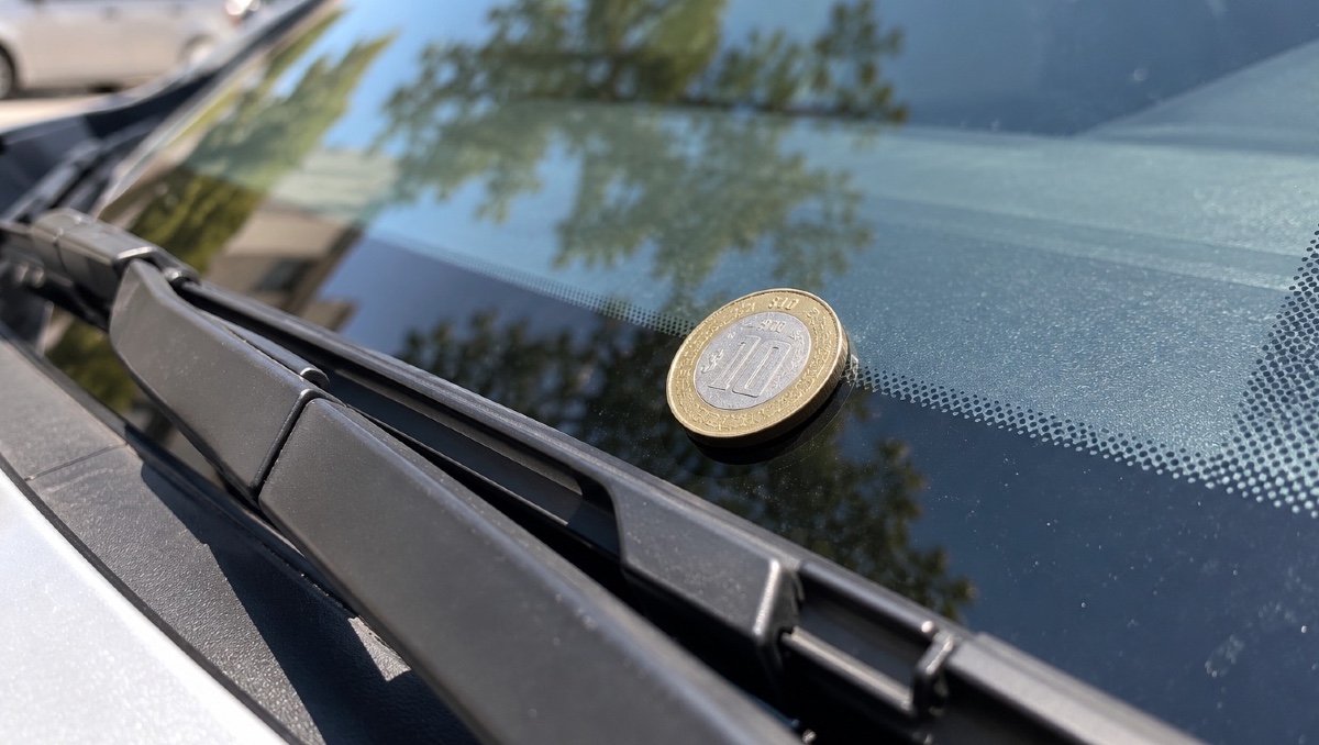 ¿Por qué nos dejan monedas en el parabrisas? | IA