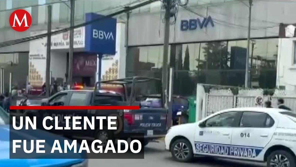 Robo de 1 millón de pesos en banco de Toluca; grupo armado amagó a cliente