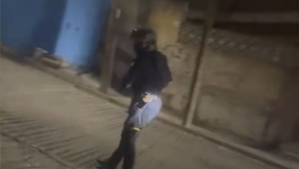 En los videos se ve a elementos enfrentar a los vecinos. Foto: Especial