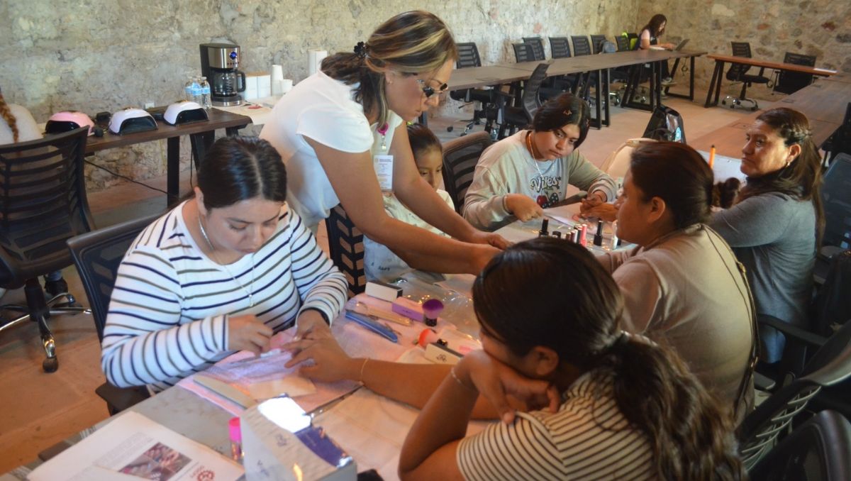 Las asistentes al curso aprendieron a realizar una aplicación profesional de gelish y cuáles son las técnicas en tendencia. Cortesía