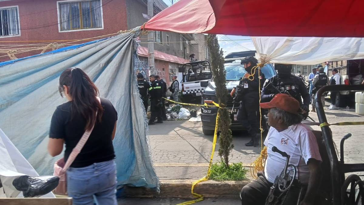 El ataque registrado el fin de semana en un tianguis de Valle de Chalco dejó dos personas muertas y siete detenidos. | Foto: Especial