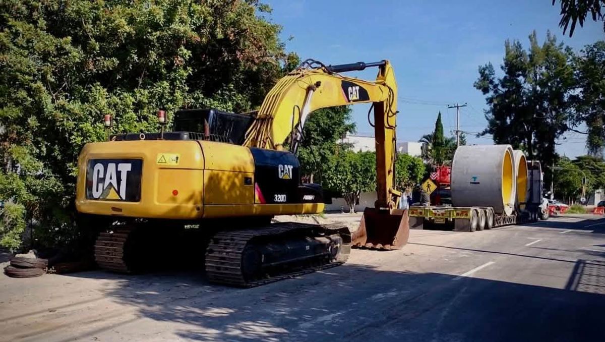 Han comenzado las reparaciones del socavón en la avenida Enrique Díaz de León. (facebook.com/siapagdl)