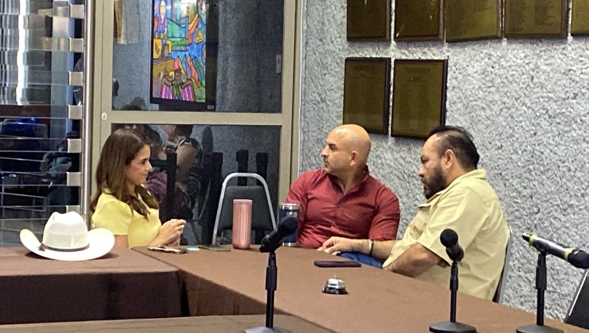 El dirigente estatal del PAN, Policarpo Flores, se reunió hoy con Lorena de la Garza, diputada local del PRI. Foto: Especial