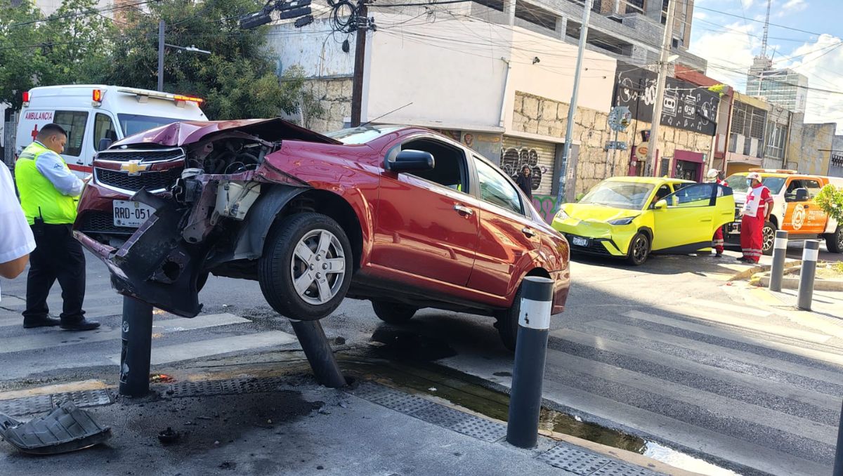 Elementos de auxilio acudieron al cruce vial para atender a las involucradas | Agustín Martínez
