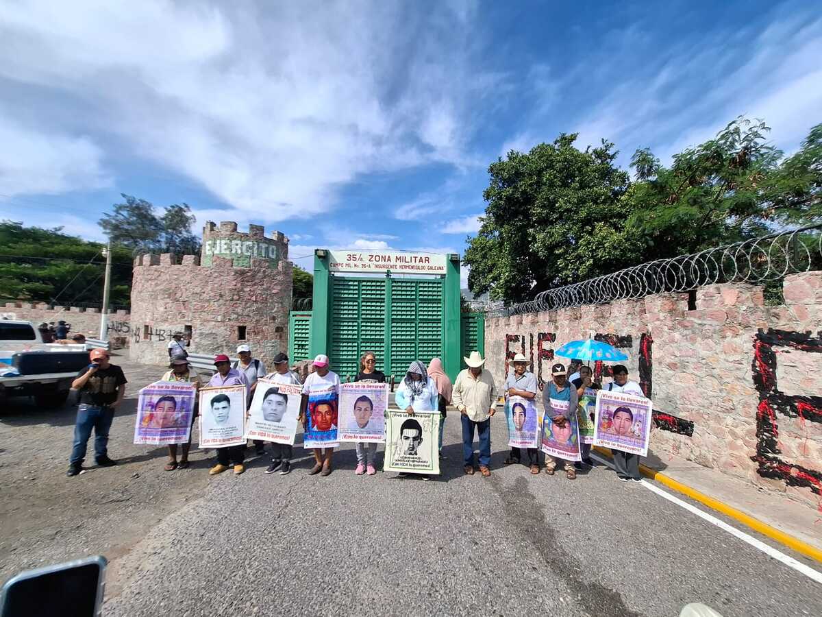 Familiares de los normalistas exigieron protestaron en las inmediaciones de la 35 Zona Militar. | Foto: Rogelio Agustín